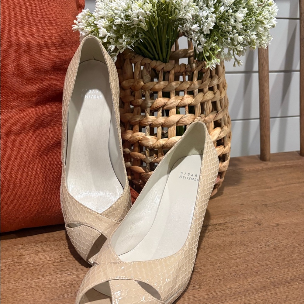 Stuart Weitzman women’s vanilla Peep-Toe Heels